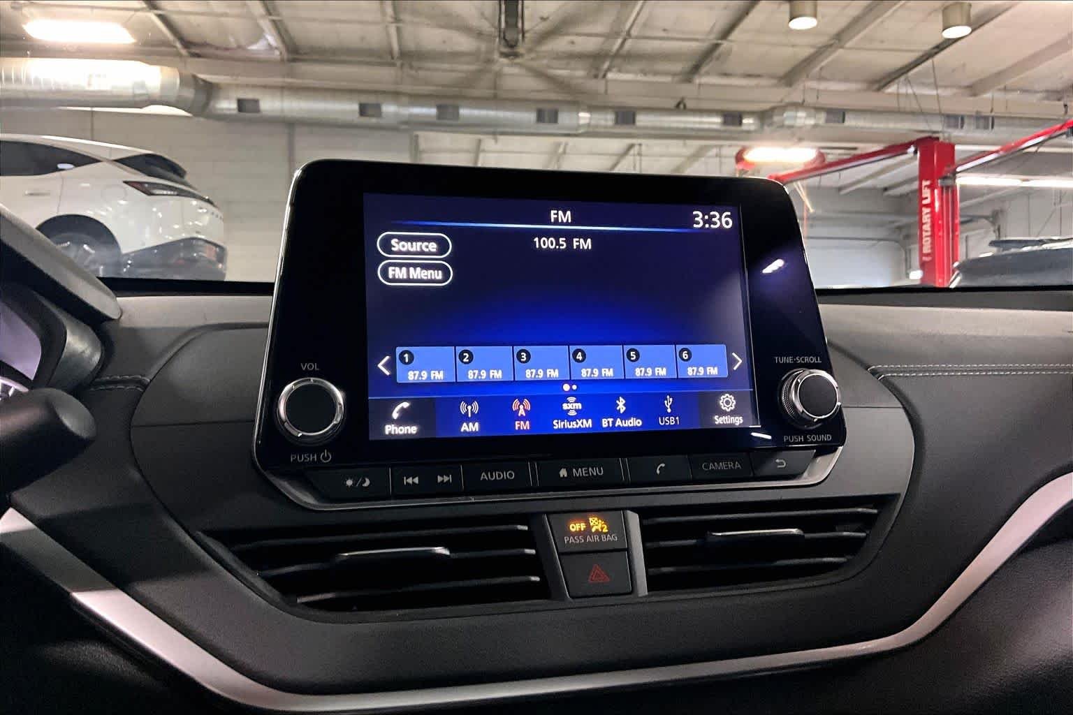 Used 2021 Super Black Nissan 2.5 SV image 27