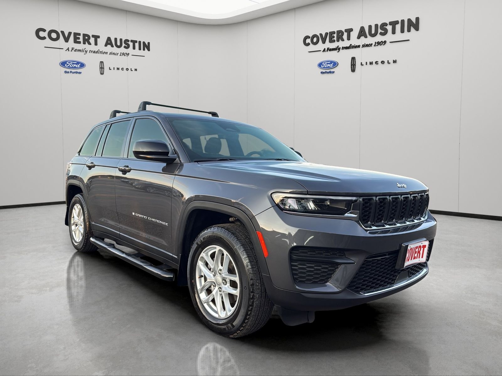 Used 2025 Gray Jeep Laredo X image 7