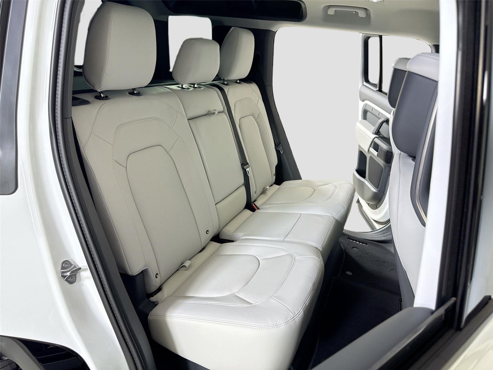 Used 2026 Fuji White Land Rover X-Dynamic SE | Urban Widetrack Build image 25