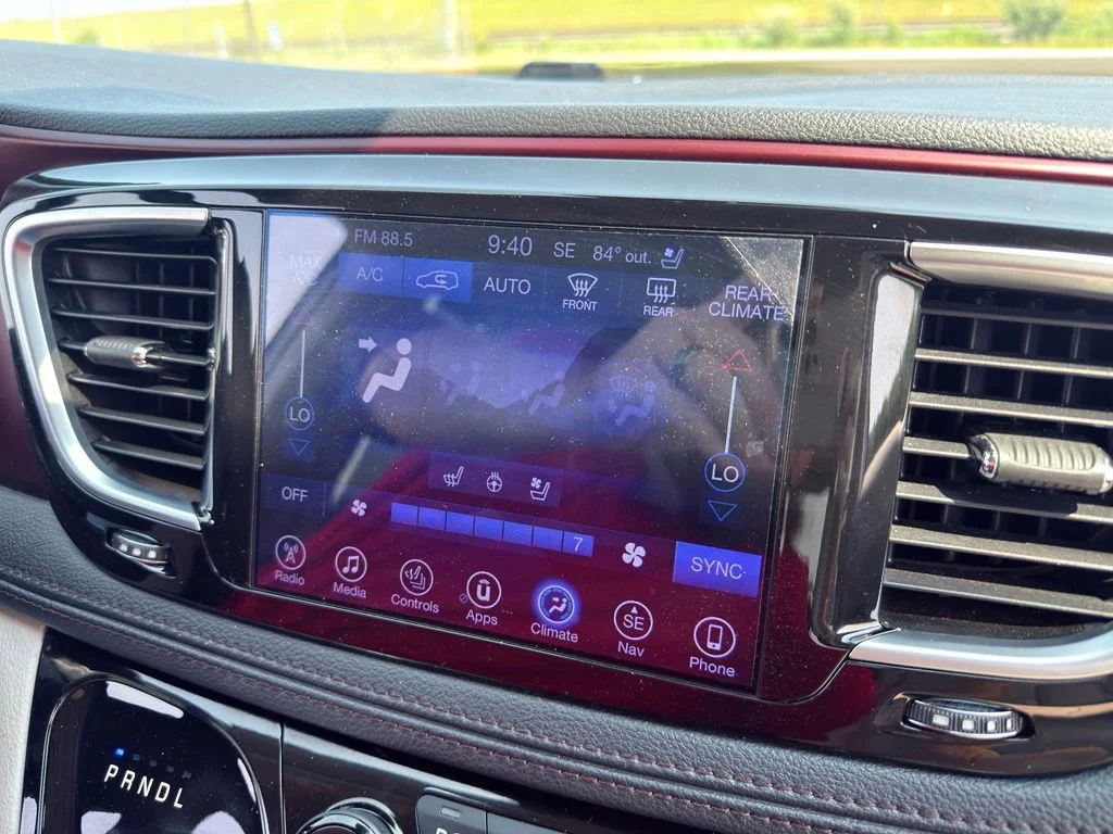 Used 2017 Silver Chrysler Limited image 40