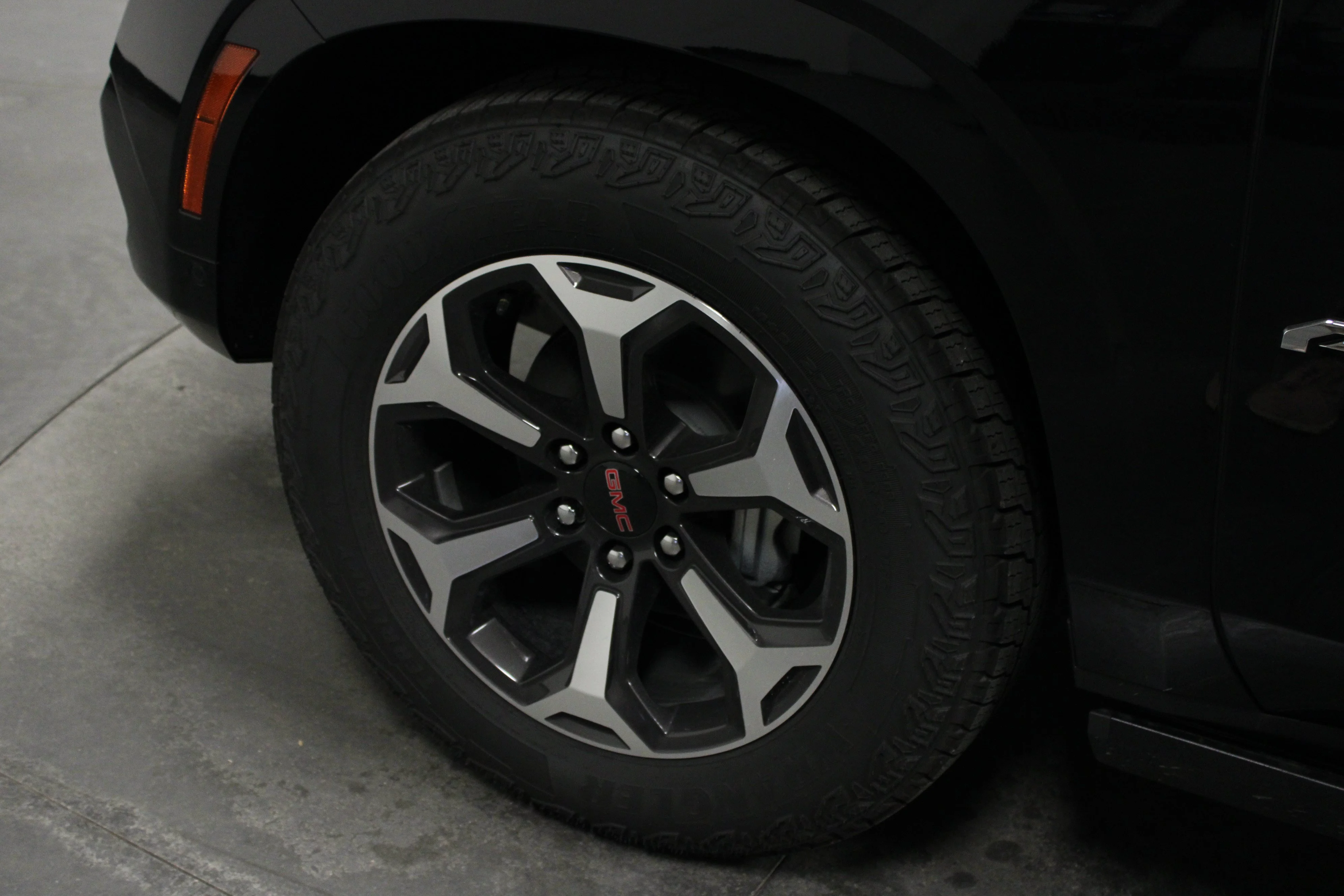 2026 GMC Yukon AT4 Ultimate - Photo 9