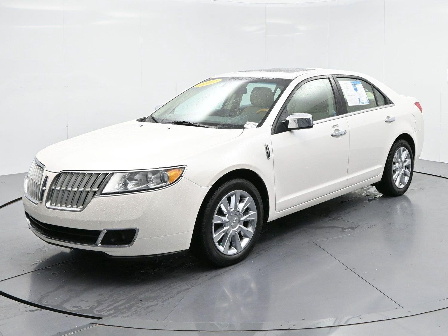 Used 2012 White Platinum Metallic Tricoat Lincoln 4dr Sdn FWD image 3