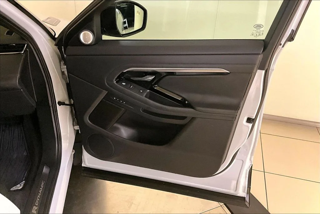 Used 2020 White Land Rover R-Dynamic HSE image 19