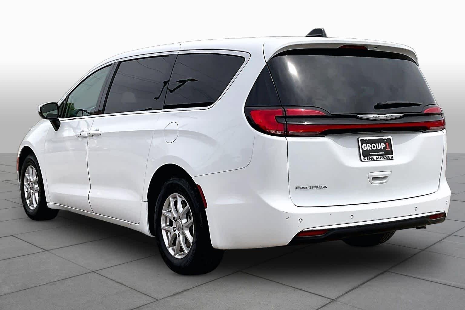 Used 2023 Bright White Clearcoat Chrysler Touring L image 11