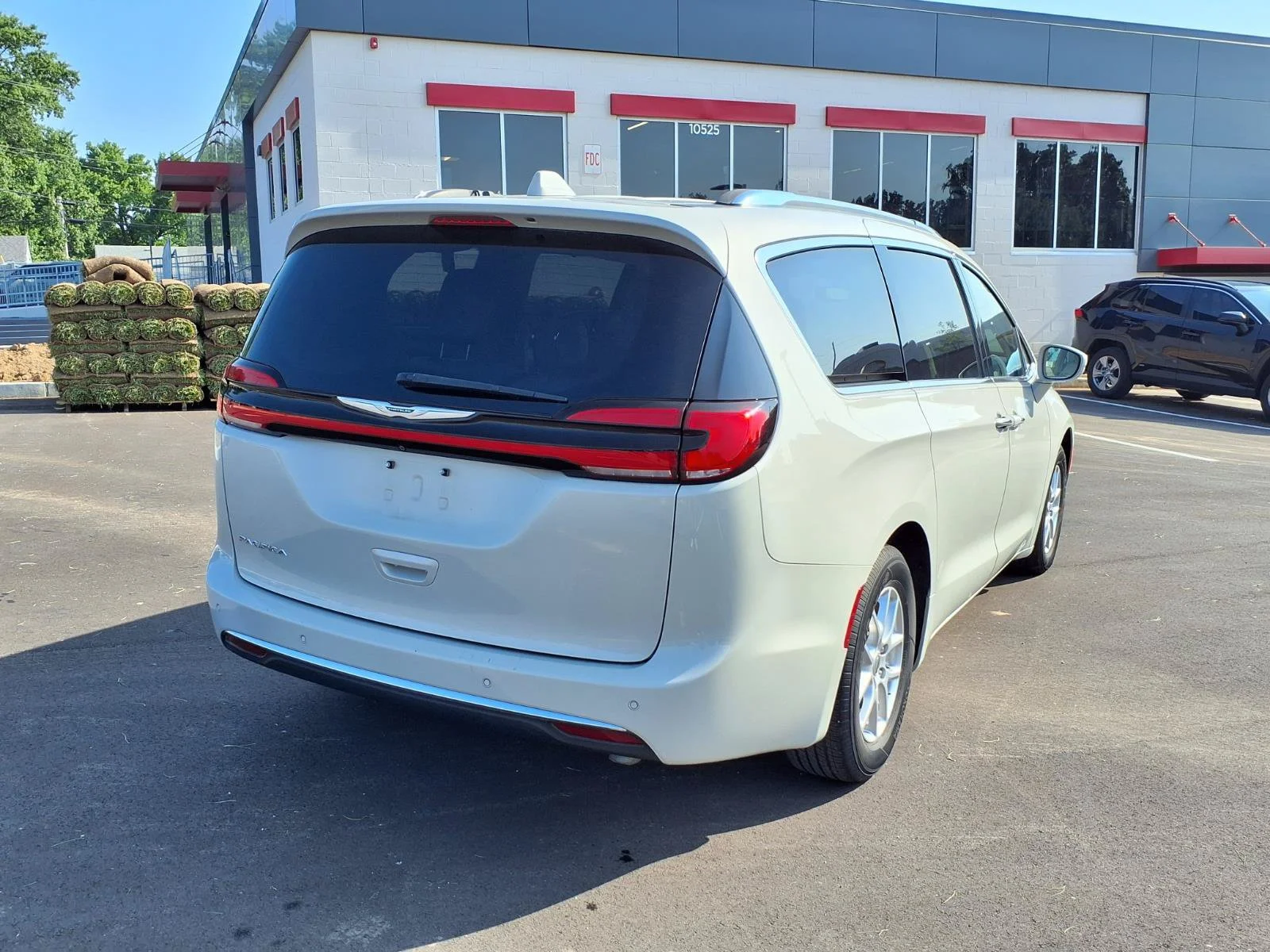Used 2021 Luxury White Pearlcoat Chrysler Touring L image 4