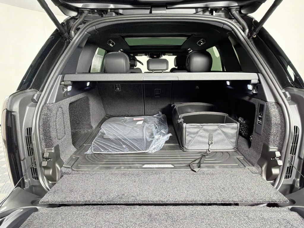 New 2027 Santorini Black Land Rover SE image 28