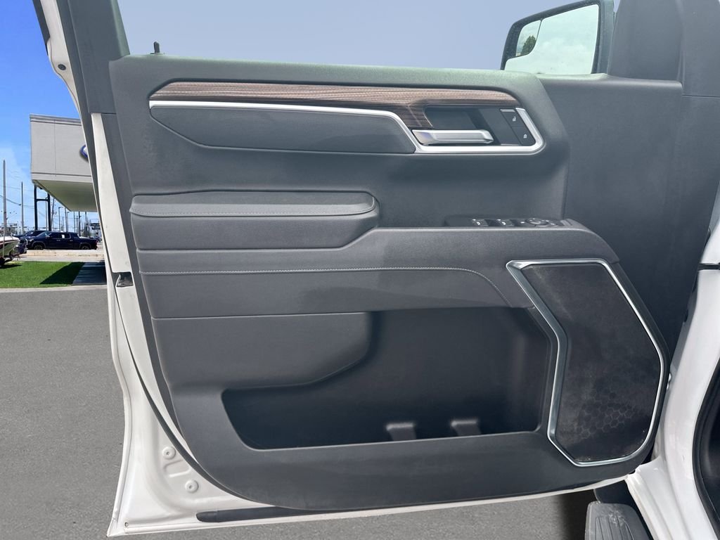 Used 2025 White Chevrolet LT image 17