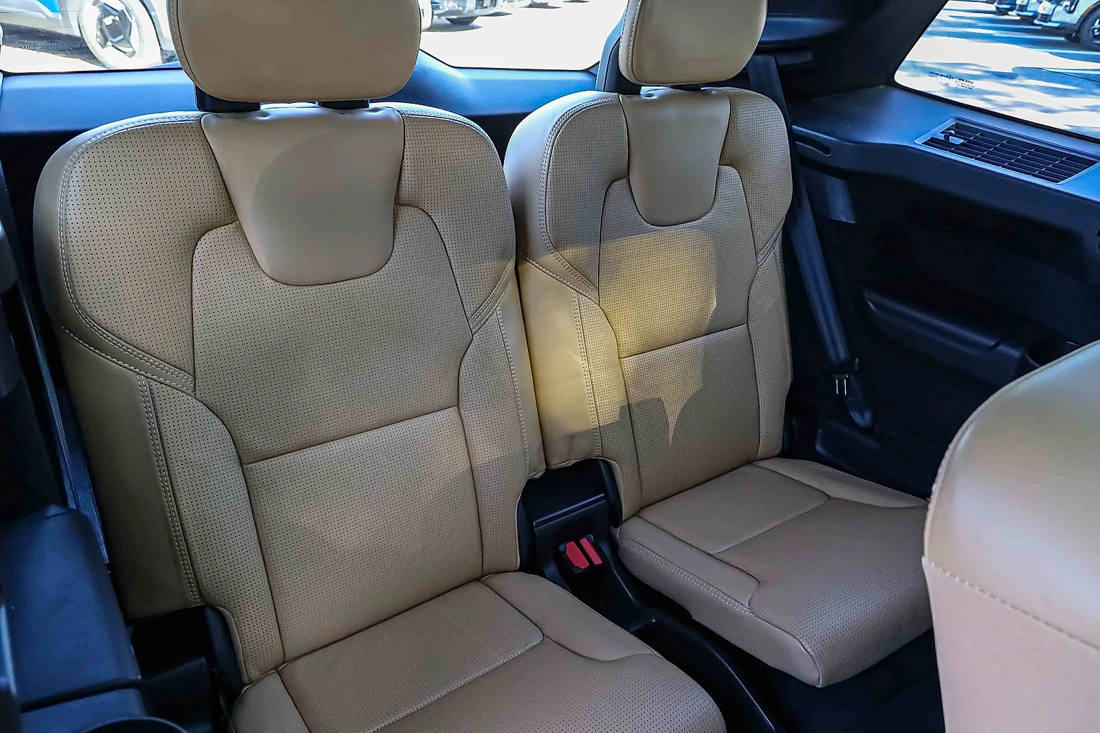 Used 2018  Volvo Inscription image 24