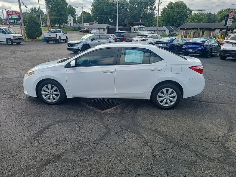 Used 2016 White Toyota LE image 3