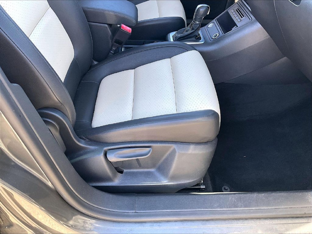 Used 2016 Pepper / Gray Volkswagen S image 33