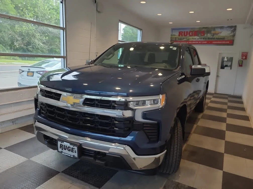 Used 2022 Northsky Blue Metallic Chevrolet LT image 2