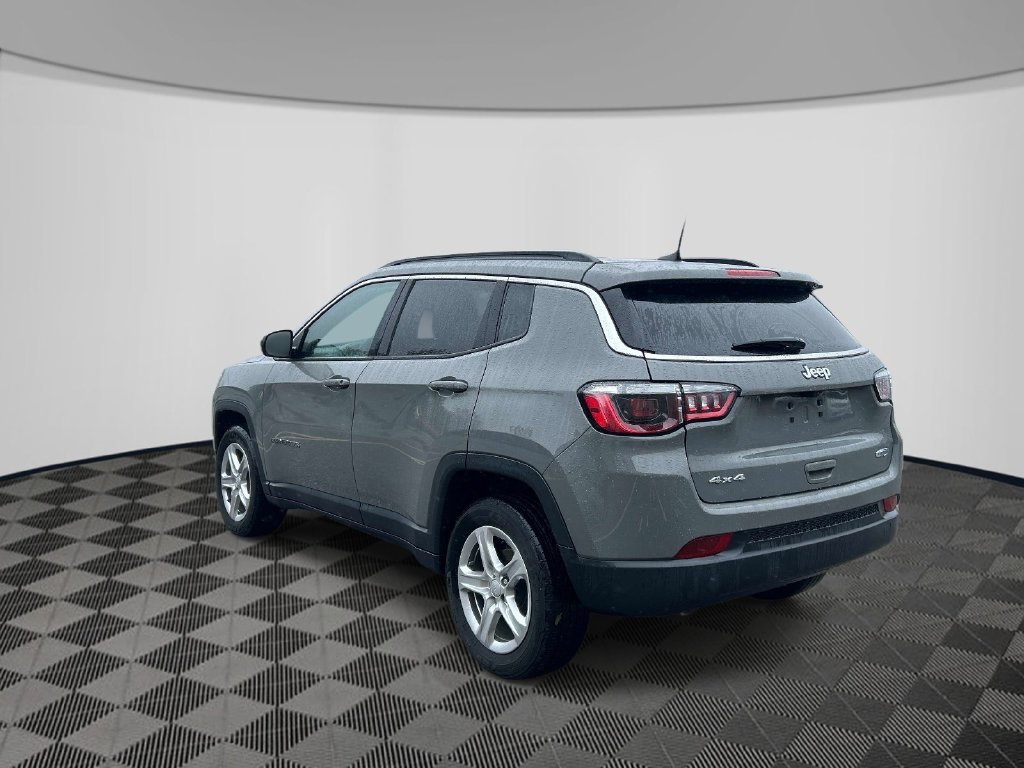 Used 2023 Gray Jeep Latitude image 3