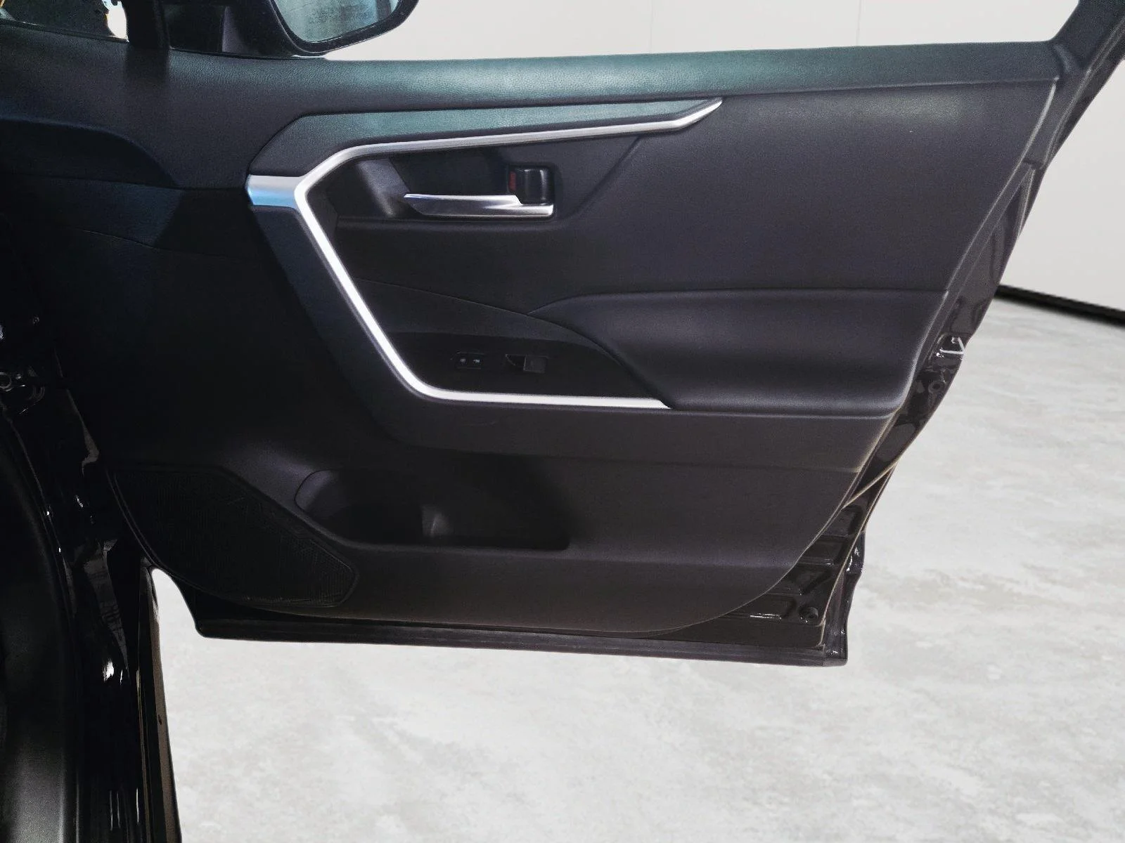 Used 2022 Midnight Black Metallic Toyota Hybrid XLE image 39