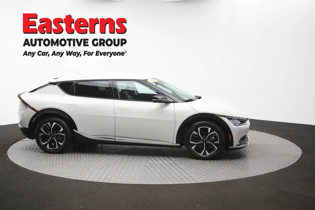 Used 2023 White Kia Wind image 49