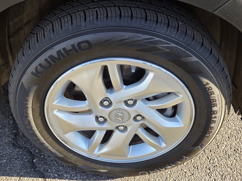 Used 2021 Black Hyundai SE image 10