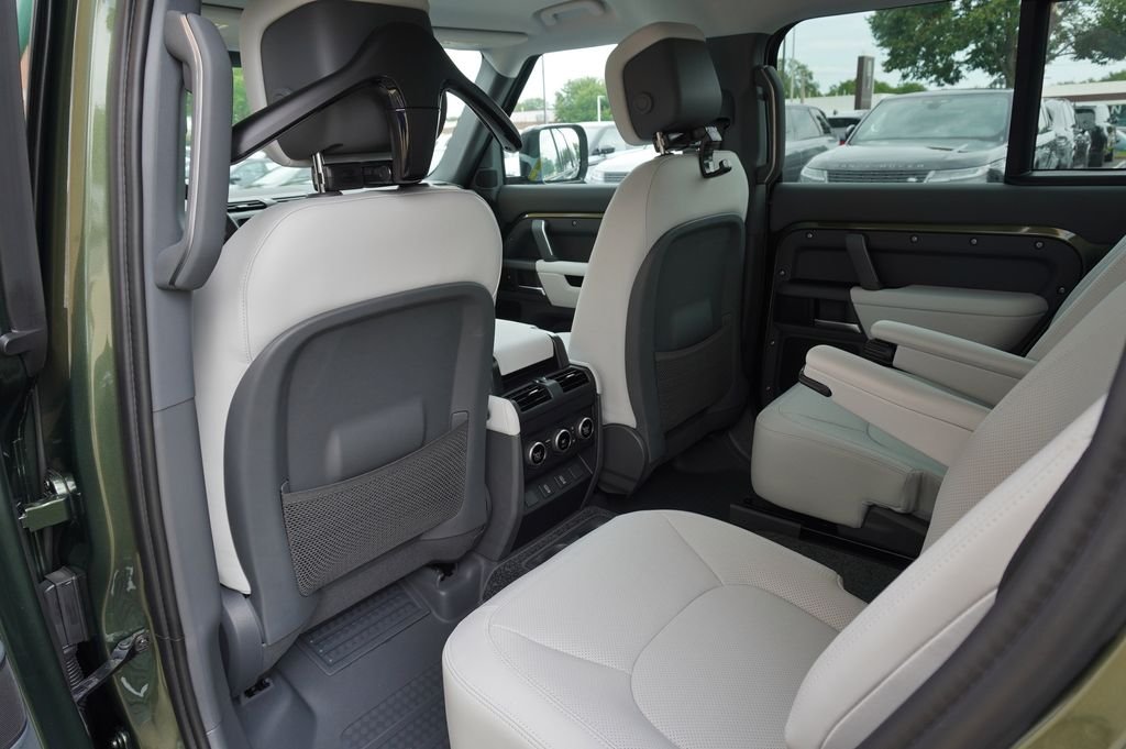 New 2026 Woolstone Green Land Rover X-Dynamic SE image 28