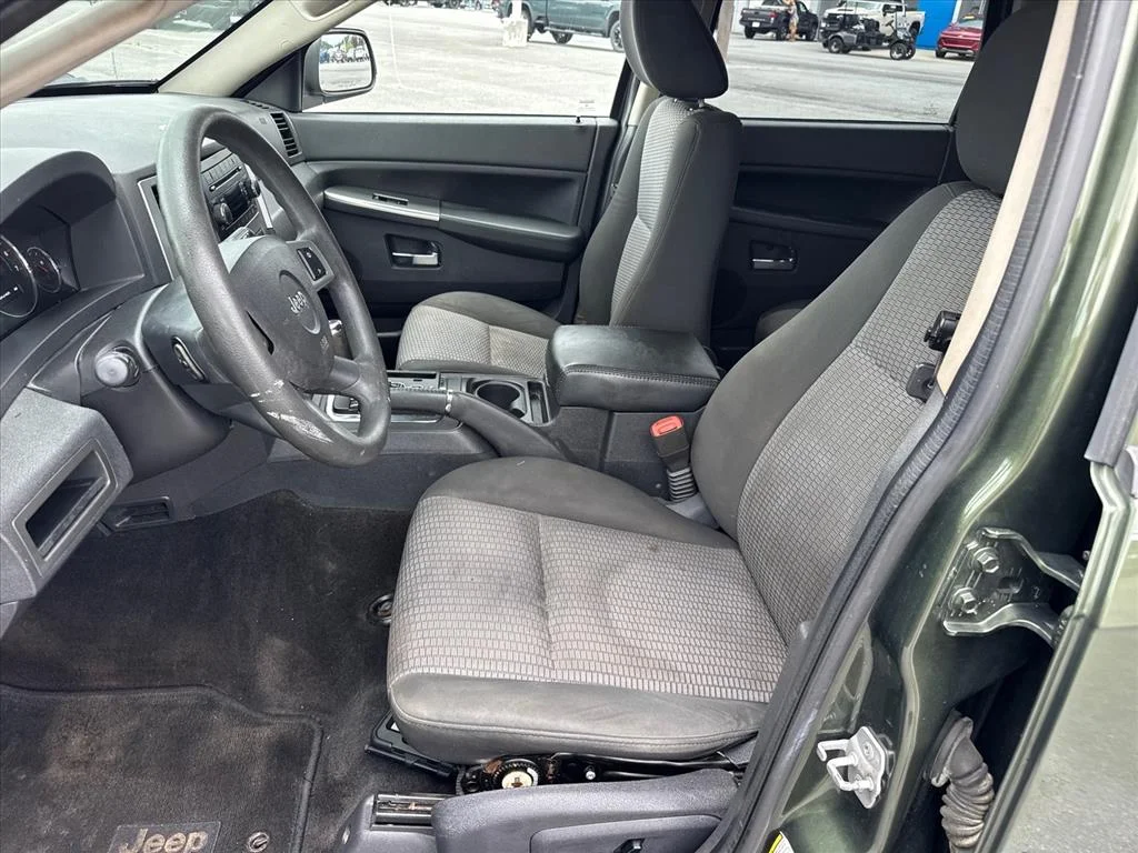 Used 2009 Green Metallic Jeep Laredo image 9
