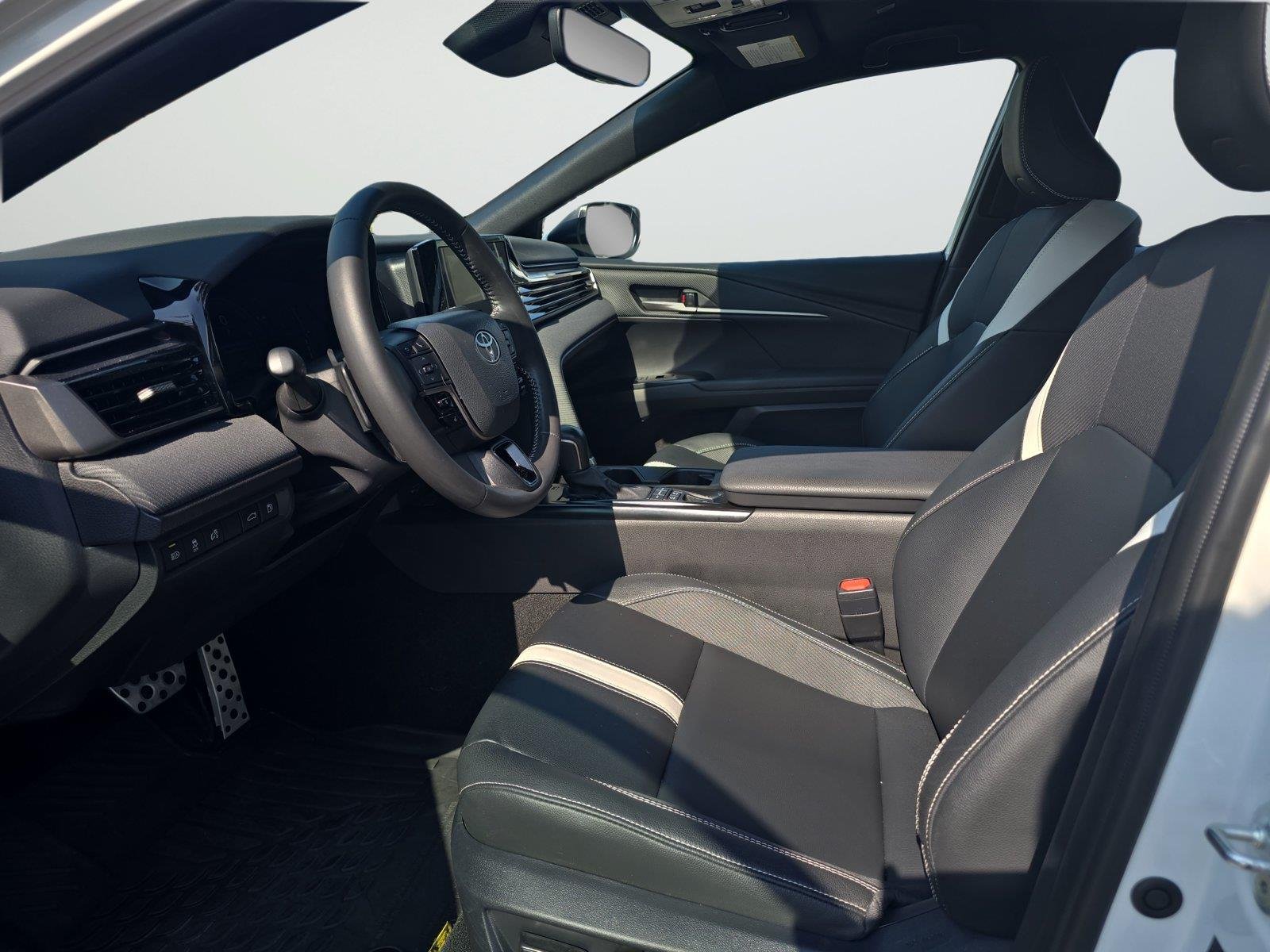 Used 2025 Ice Cap Toyota SE image 21