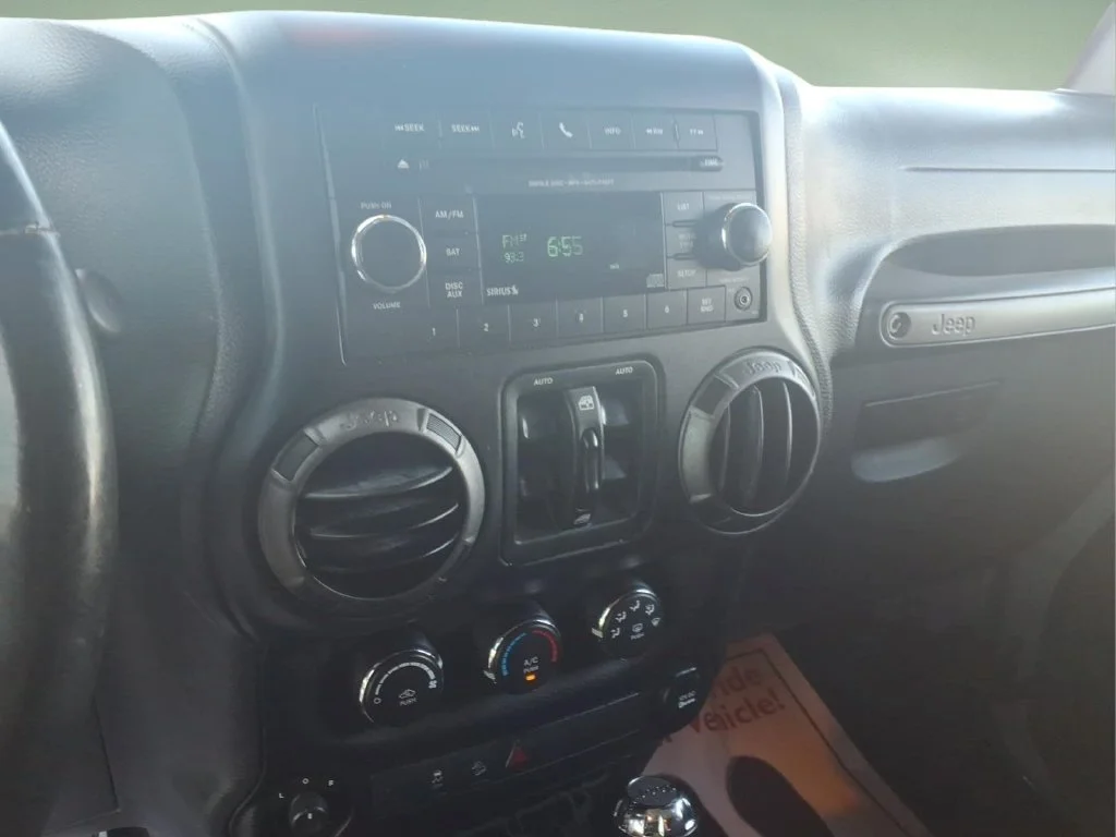 Used 2015 Gray Jeep Unlimited Sport image 18