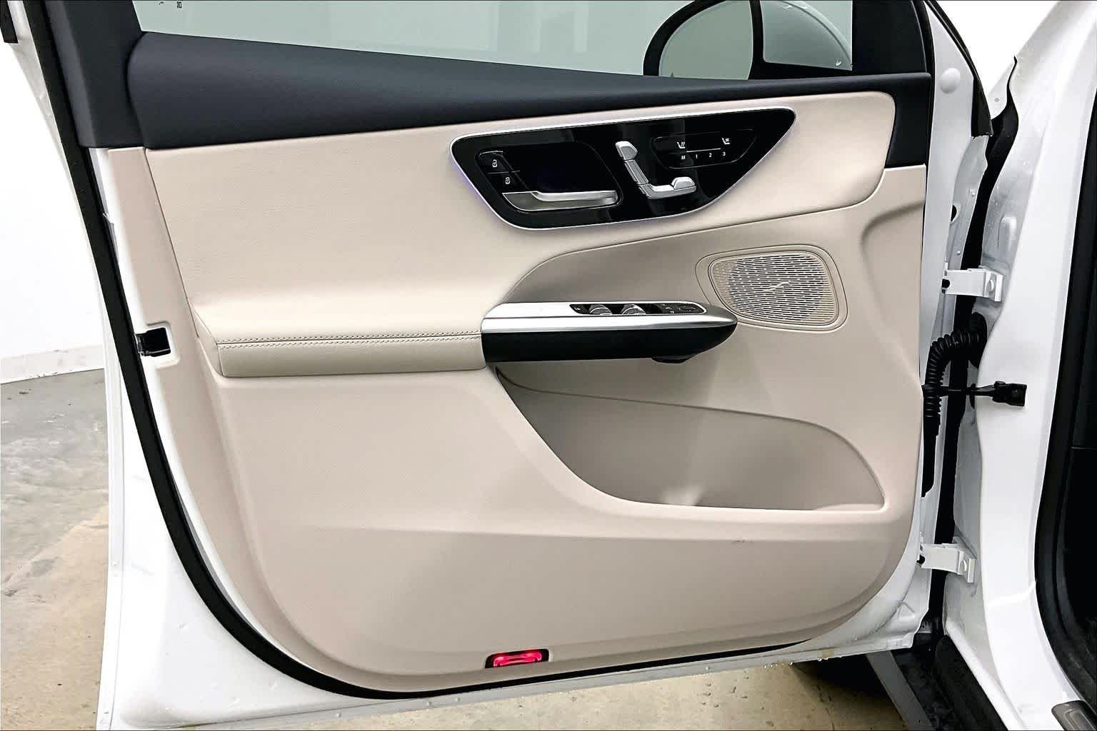 New 2026 Polar White Mercedes-Benz GLC 300 image 10