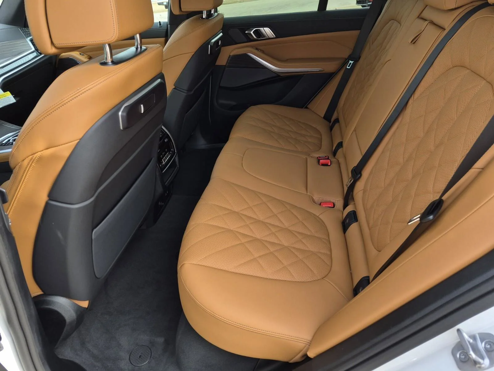 New 2026 Mineral White Metallic BMW xDrive50e image 29