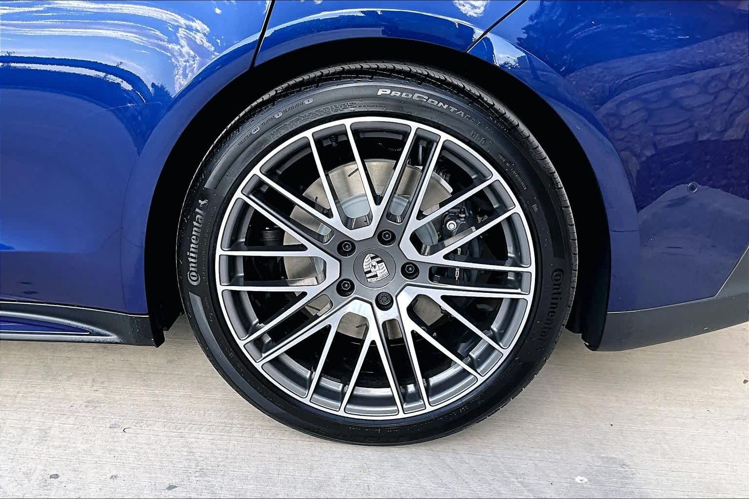 New 2026 Gentian Blue Metallic Porsche 4 E-Hybrid image 11