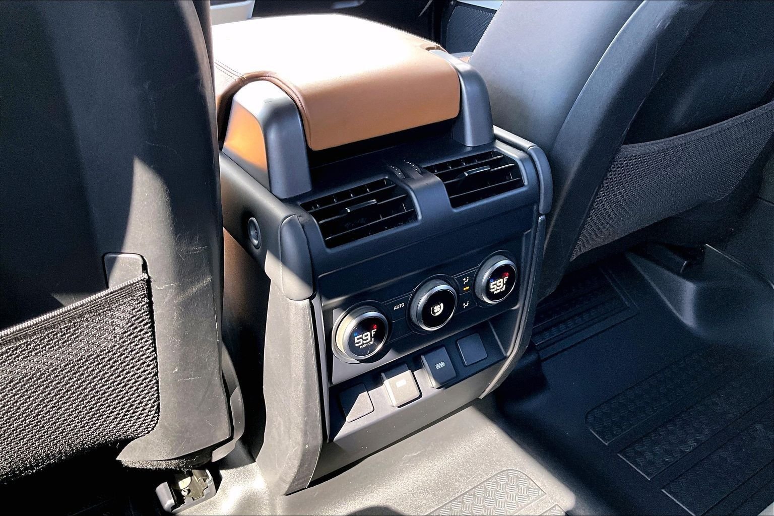 Used 2023 Gray Land Rover X-Dynamic SE image 33