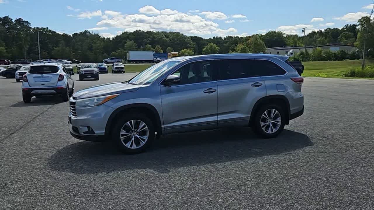 Used 2015 Silver Sky Metallic Toyota XLE image 9