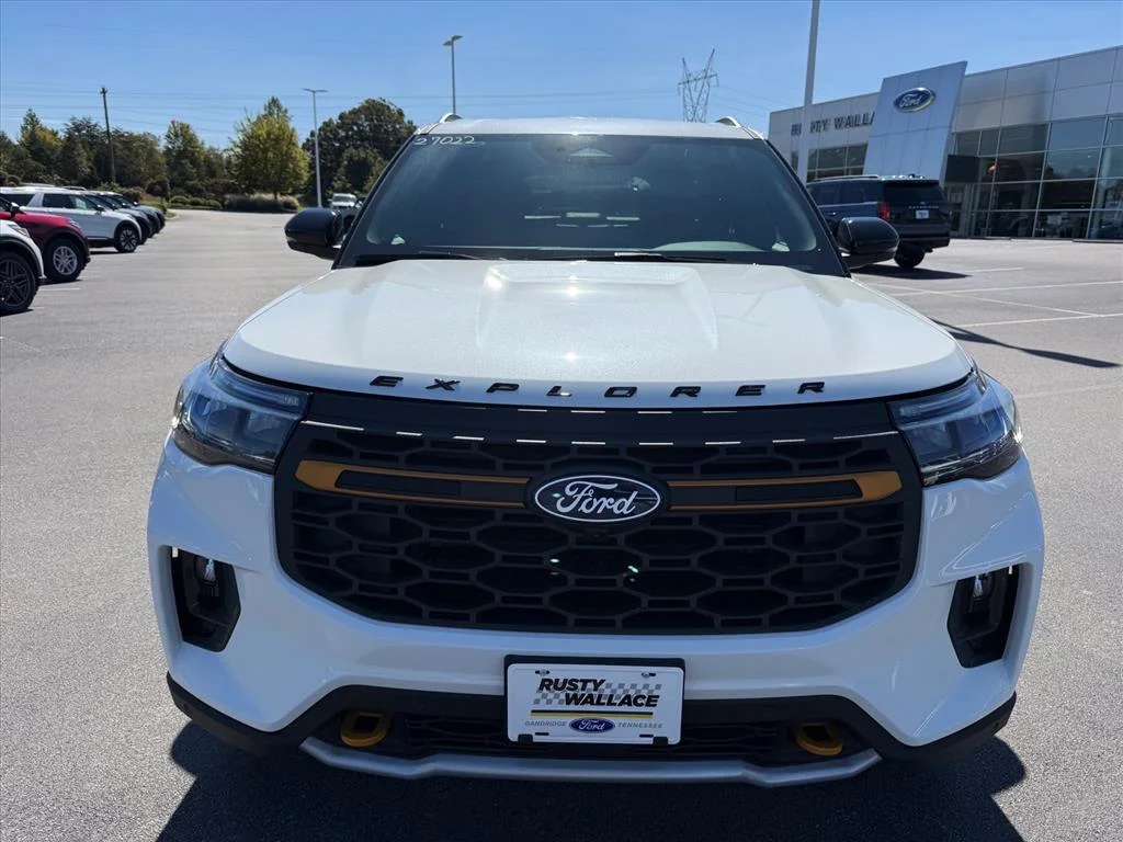 New 2027 Star White Metallic Tri-Coat Ford Tremor® image 2