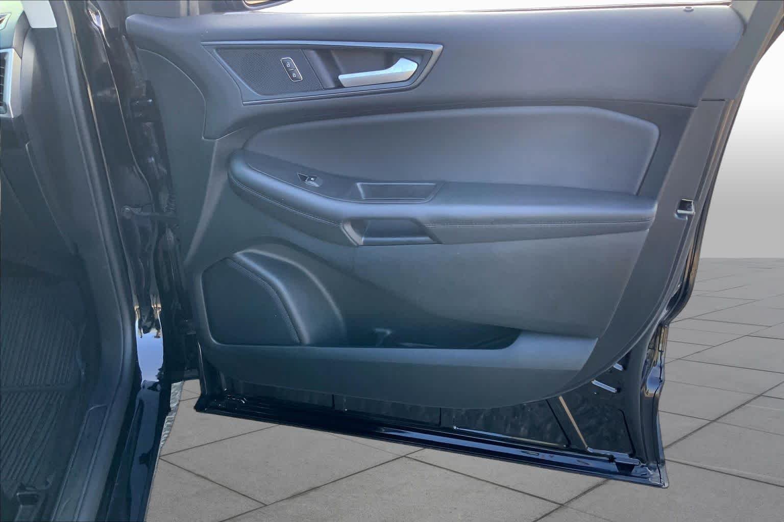 Used 2024 Agate Black Metallic Ford SE image 21