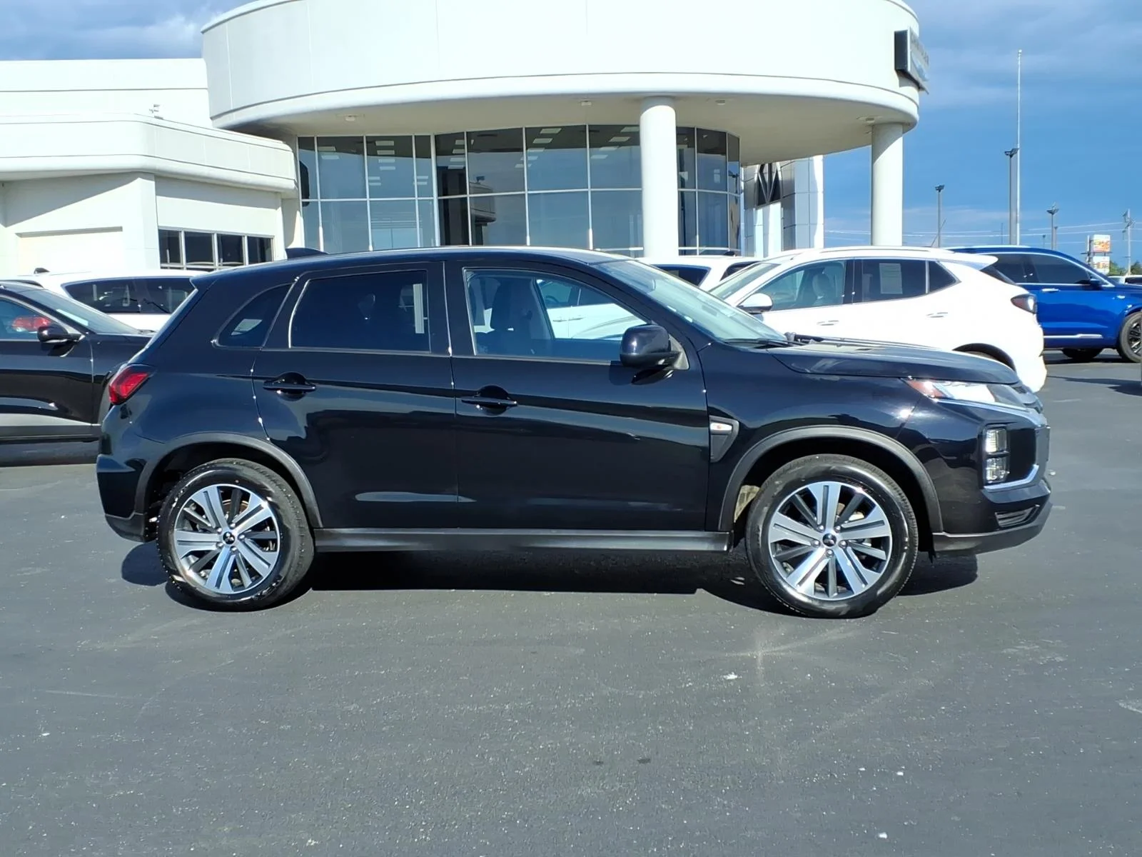 Used 2025 Labrador Black Pearl Mitsubishi ES image 2