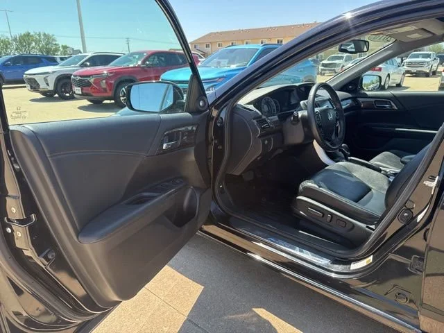 Used 2016 Black Honda EX-L image 9