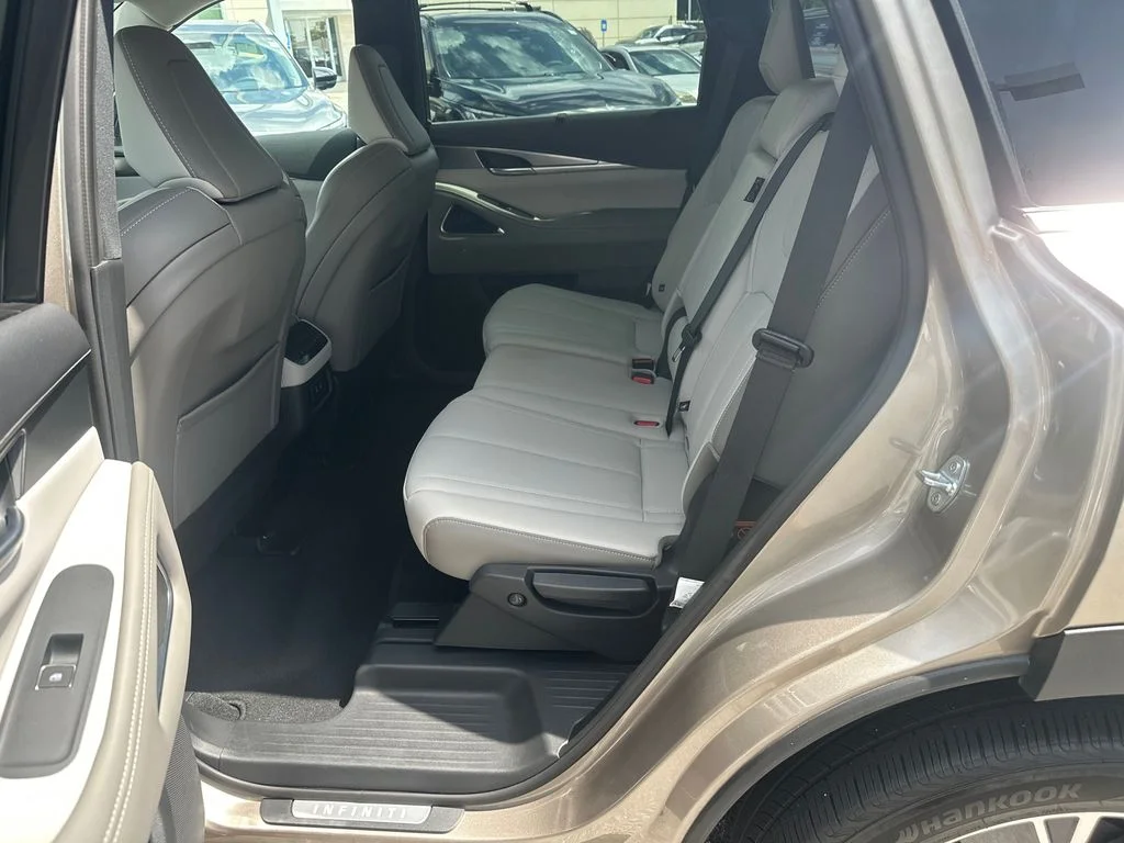 Used 2026 Silver INFINITI LUXE image 17