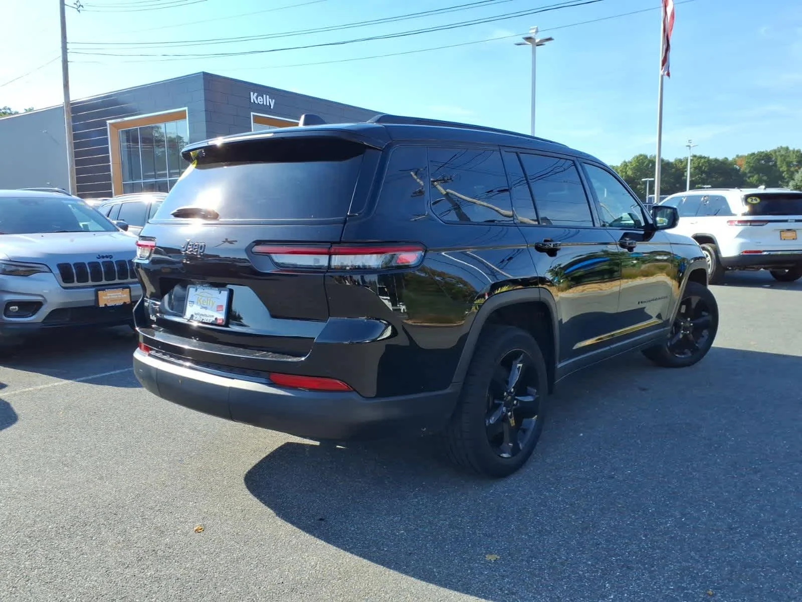 Used 2021 Diamond Black Crystal P/C Jeep Altitude image 7