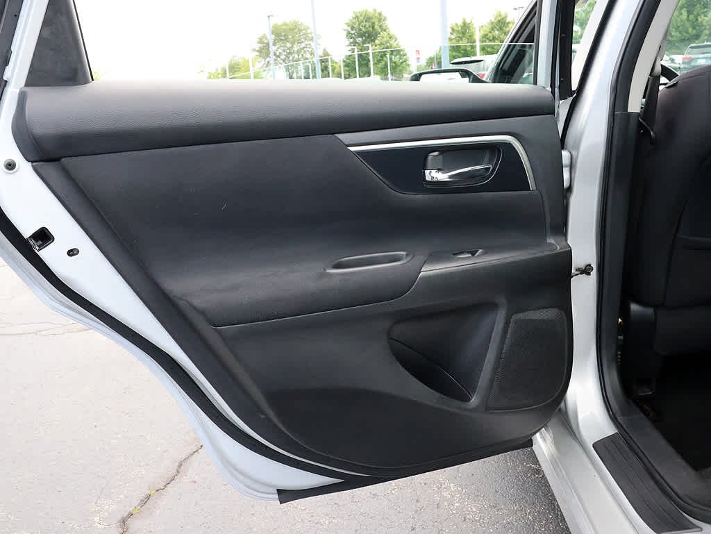 Used 2014 Brilliant Silver Metallic Nissan 2.5 S image 18