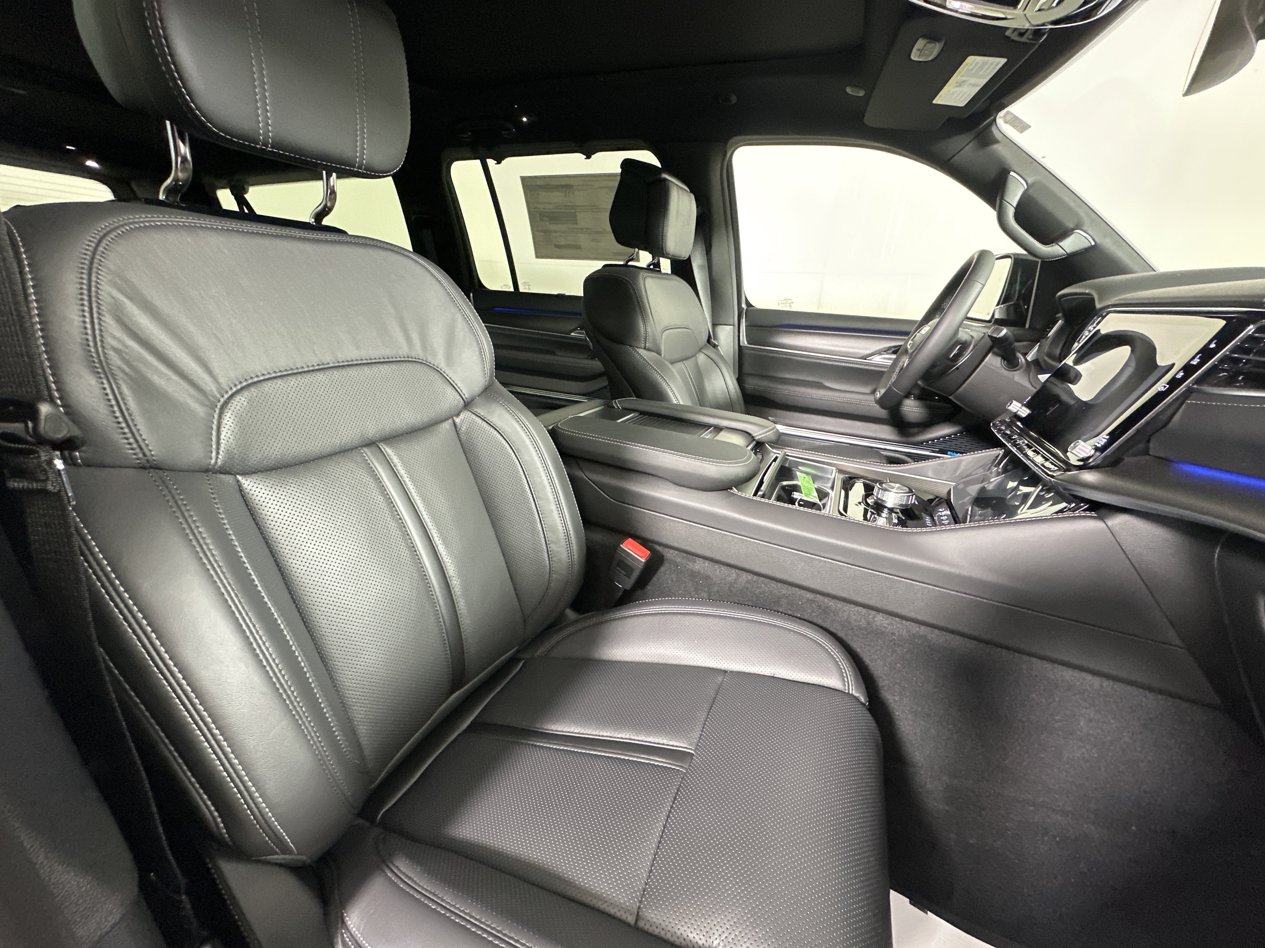 New 2026 Bright White Clear-Coat Exterior Paint Jeep Summit Obsidian image 27