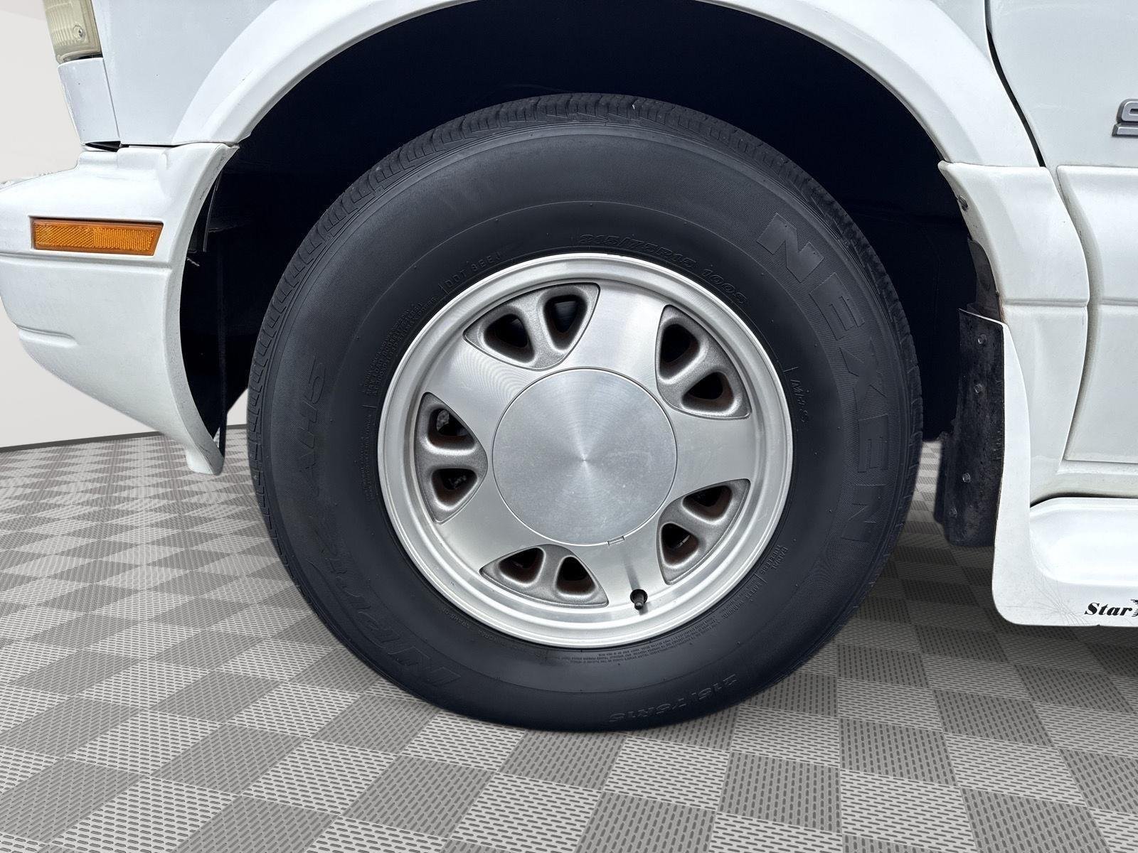 Used 2000 Ivory White GMC SL image 17
