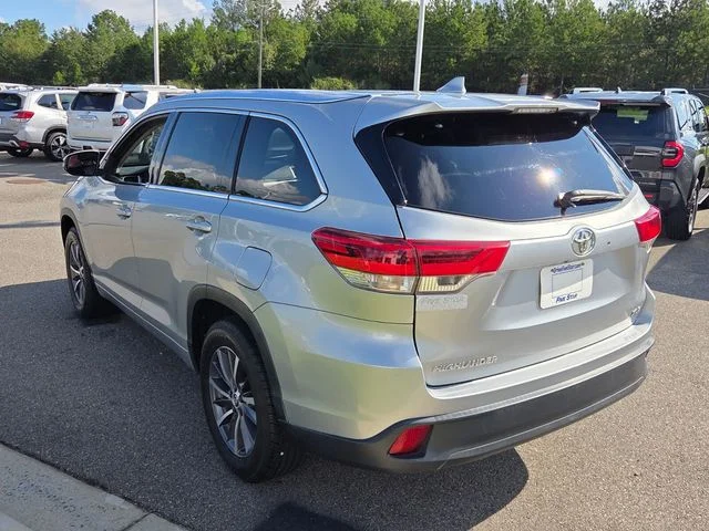 Used 2017 Silver Toyota XLE image 12