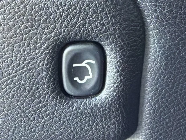 Used 2015 White Jeep SRT image 19