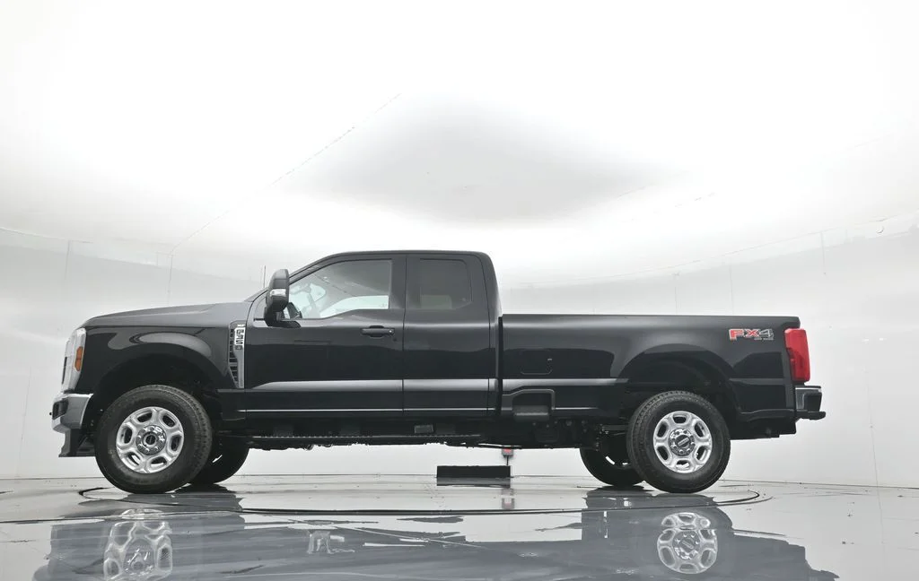 New 2026 Agate Black Metallic Ford XLT image 7