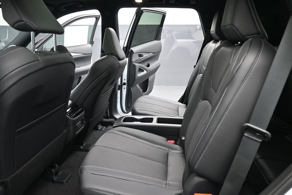 New 2027 2T RAD WHT INFINITI Sport AWD image 10