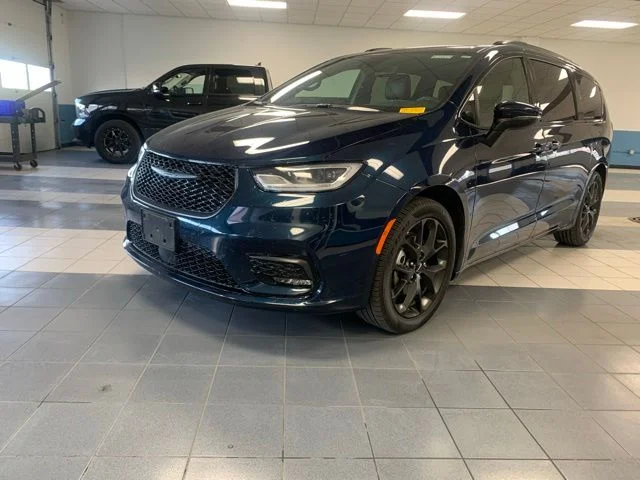 2023 Chrysler Pacifica Touring L's photo