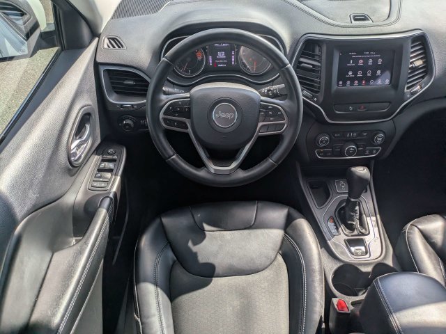 Used 2019 White Jeep Latitude Plus image 16