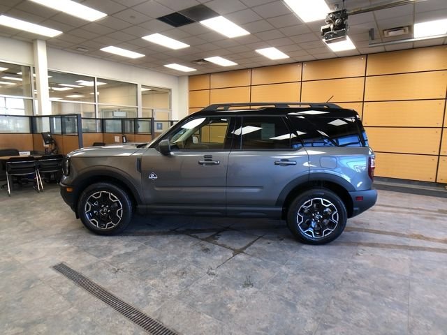 New 2025 Carbonized Gray Metallic Ford Outer Banks® image 4
