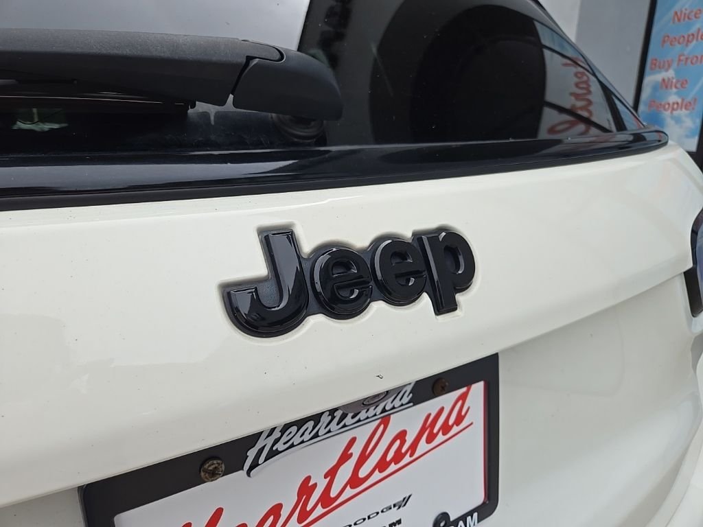 Used 2018 White Jeep Latitude image 19