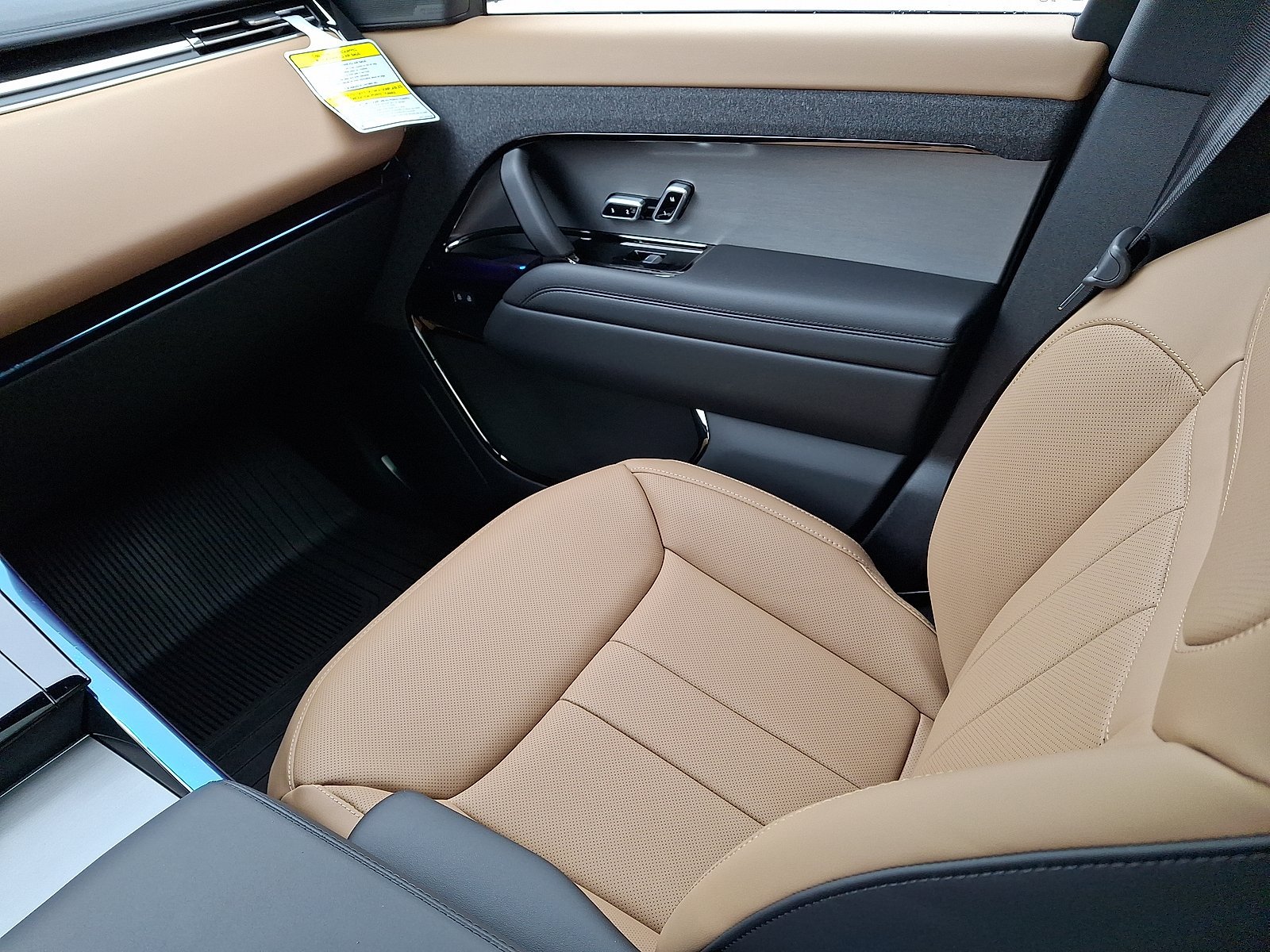New 2026 Santorini Black LAND ROVER Dynamic SE image 14
