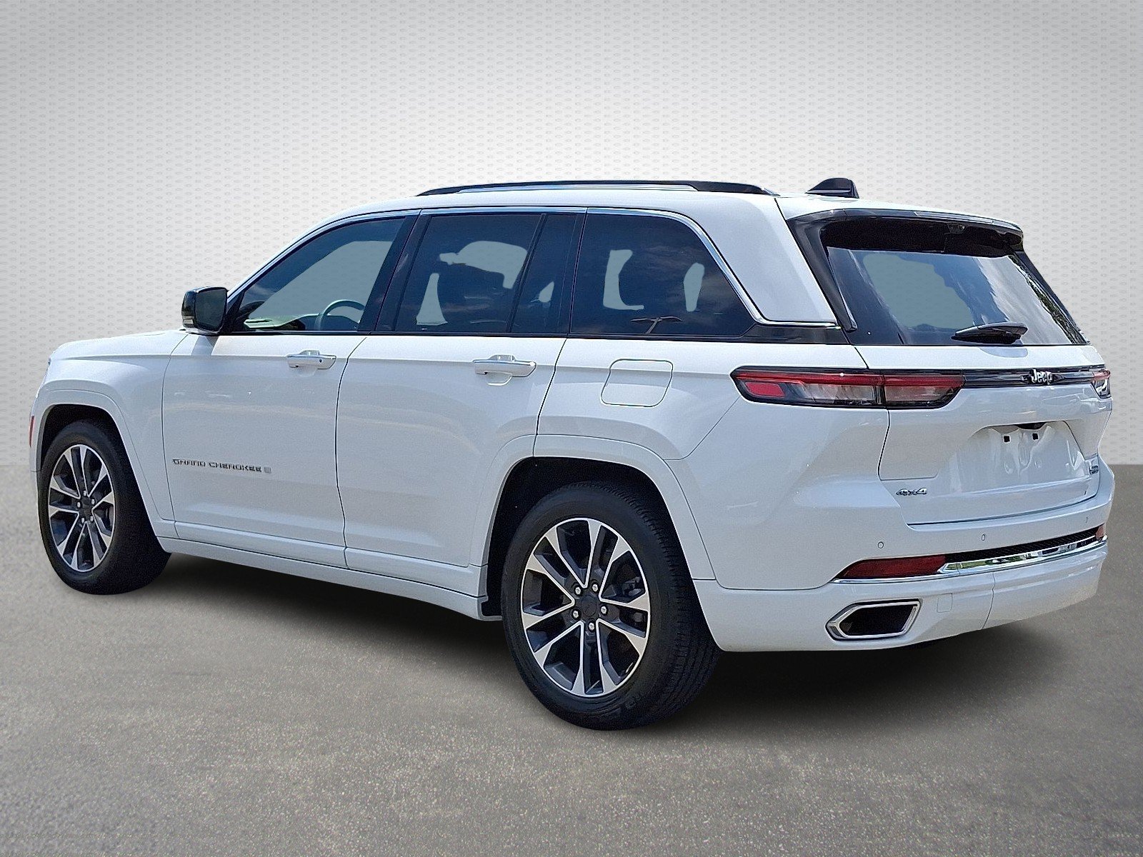Used 2023 Bright White Clearcoat - PW7 Jeep Overland 4x4 image 4