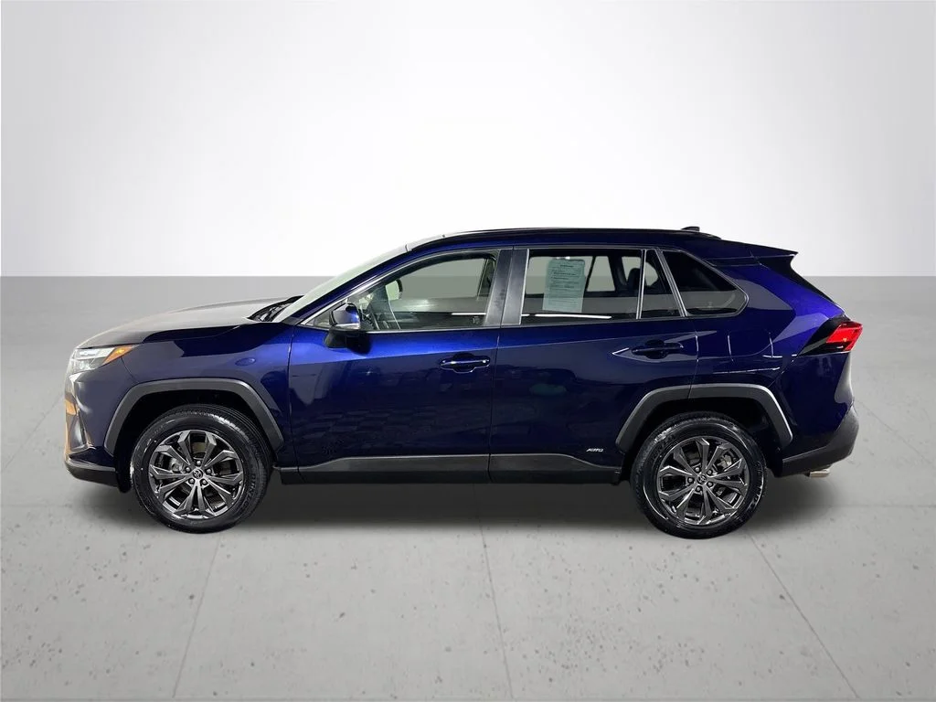 Used 2023  Toyota XLE Premium image 9
