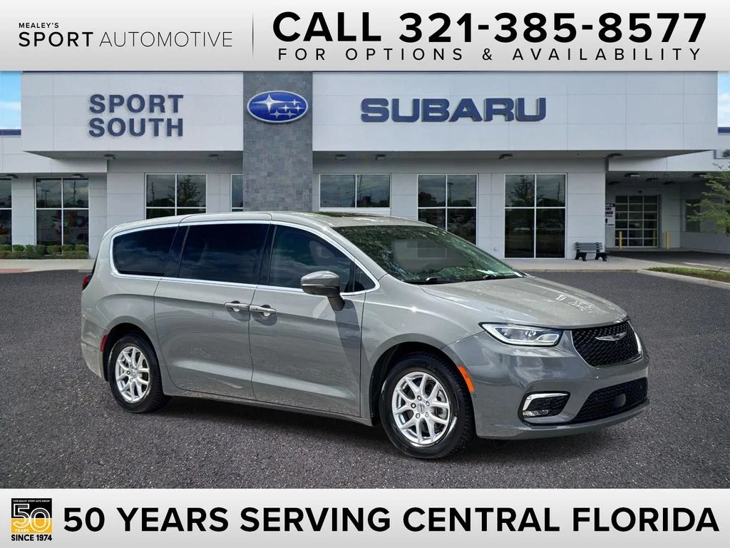 2023 Chrysler Pacifica Touring L's photo