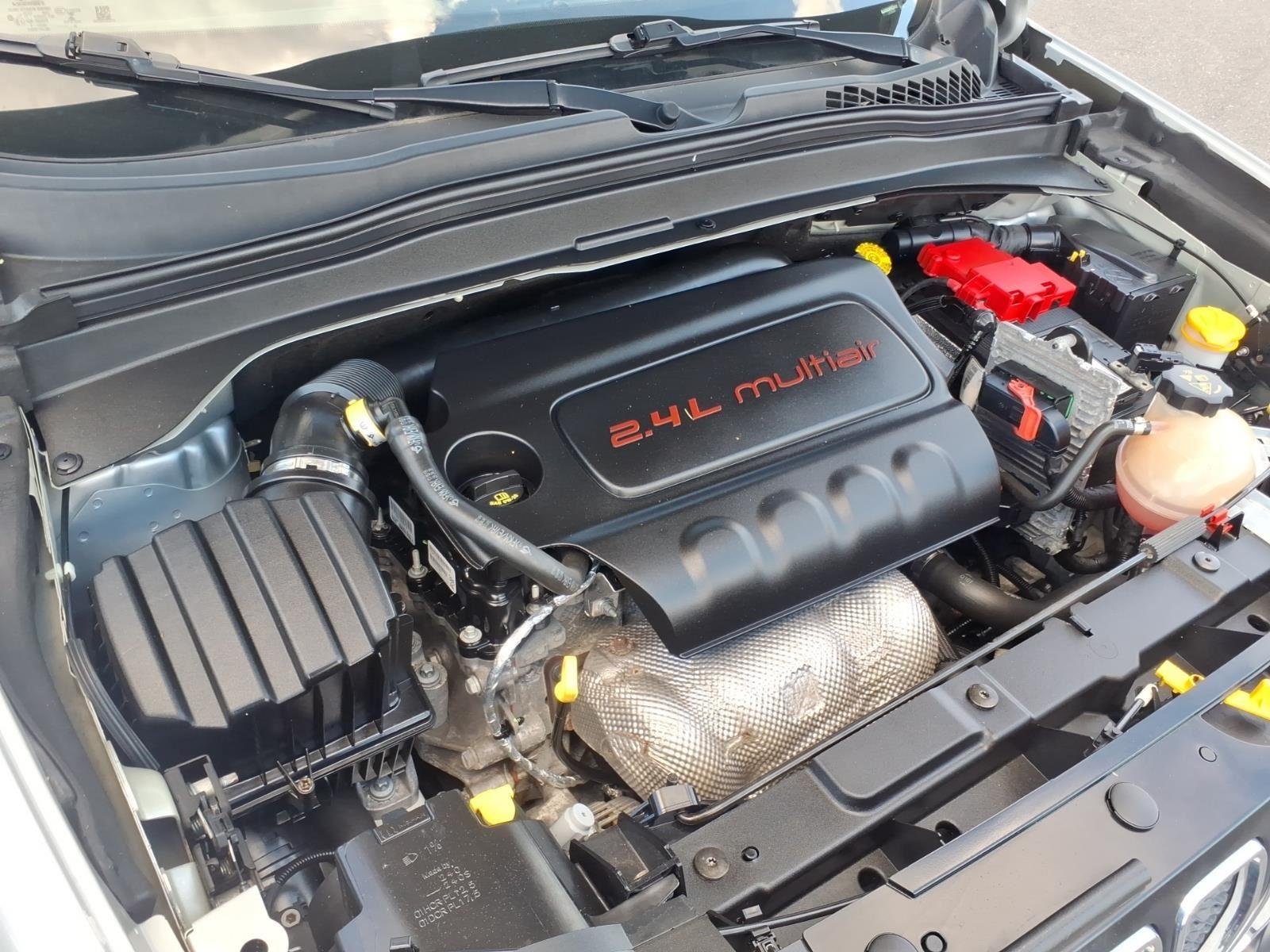 Used 2019 Glacier Metallic Clearcoat Jeep Latitude image 30